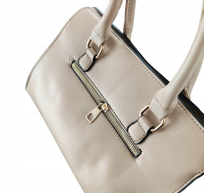 Bolsa feminina bege com alça confortável e acabamento couro
