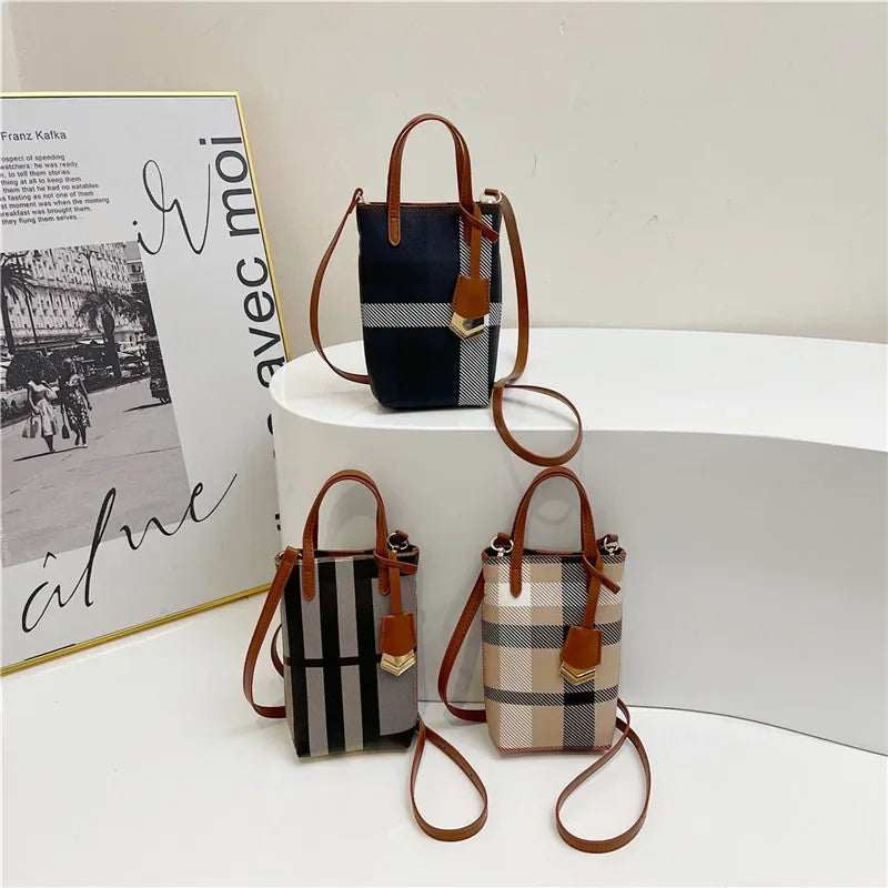 Bolsa Crossbody Feminina Étoile Envy – Design Estruturado Xadrez com Toque Europeu Clássico