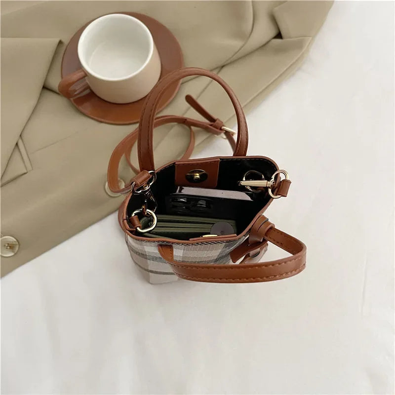 Bolsa Crossbody Feminina Étoile Envy – Design Estruturado Xadrez com Toque Europeu Clássico