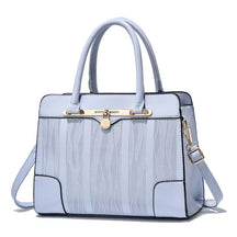 Bolsa azul estruturada com couro genuíno para looks executivos
