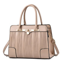 Bolsa feminina marrom claro com alça confortável e acabamento elegante
