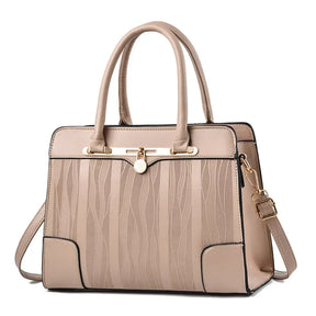 Bolsa feminina marrom claro com alça confortável e acabamento elegante
