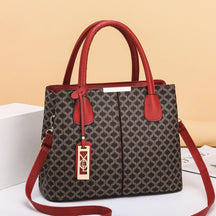 Bolsa feminina bordô elegante com alça fixa e textura refinada
