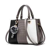 Bolsa cinza casual estruturada com couro legítimo
