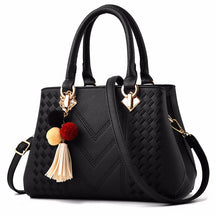 Bolsa feminina La Vellure preta em Couro Legítimo com zíper e alça ajustável
