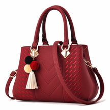 Bolsa La Vellure vermelha com zíper e compartimentos internos, em estilo fashion elegante
